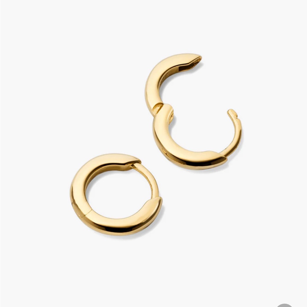 Mejuri small huggie hoops. 

Gold vermeil.  Like new condition.